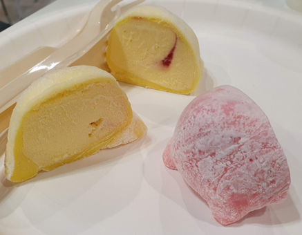 Mochi Eis im Teigmantel. Eine Japanische Spezialität. Fingerfood im Eissalon