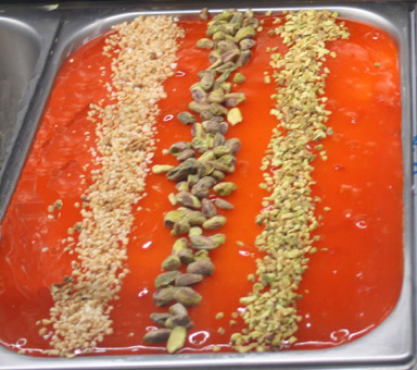 Eisidee Nusseis mit Überzug Orangen Variation und frischer dreierlei Nussstreusel