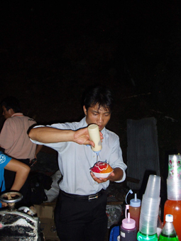 Für Sie unterwegs - Eismaschine in Laos für Crash Eis mit Sirup und Kondensmilch zubereitet
