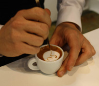Kaffeepause in Longarone. Kaffee mit Kaffeedekoration mit dem Pinsel. GroßHandel EIS GmbH