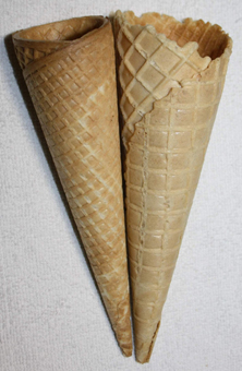 Eistüten. Cono di Gelato, gerollte Eistüte mit Rand und Waffeltüten mit grobem Karomuster ohne Rand. GroßHandel EIS GmbH