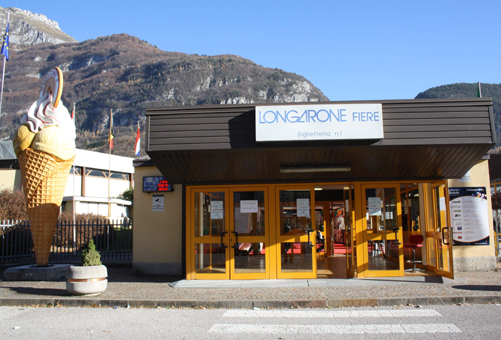 Haupteingang Fiera Longarone. Eismesse für Eiserzeuger und Eisverkäufer. Reine Eismesse in Italien.