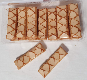 Blätterteiggebäck mit Glasur. Sfogliatine Glassate und Aprikosensauce für Cremeschnitte als Eis