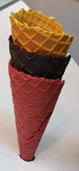 Bunte Eistüten. Eisstanitzel rot, schwarz, goldbraun. GroßHandel Eis GmbH