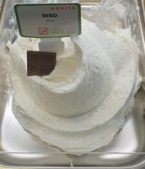 Milchreis als Eis. Reiseis mit Stücken mit Schokolade. GroßHandel Eis GmbH