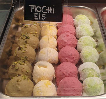 Mochi Eis im Teigmantel. Eine Japanische Spezialität. Fingerfood im Eissalon