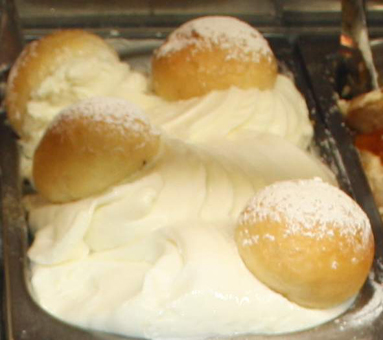 Eisidee: Italienisches Krapfeneis und Faschingskrapfen als Eisdekor