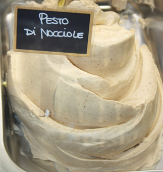 Eisidee. Pesto di Nocciole. Haselnusspesto aus Haselnussmus für Eis