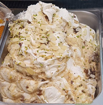 Eisidee Mandelcremeis mit gehobelten Mandeln und gehackten Pistazien