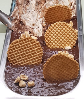 Eisidee Ke Buono. Schoko Haselnusseis mit Waffel und Schokodekor
