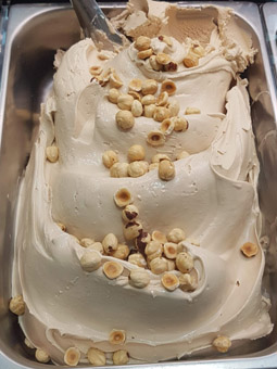 Eisidee Haselnusseis mit ganzen Haselnüssen. Eis & Gelati