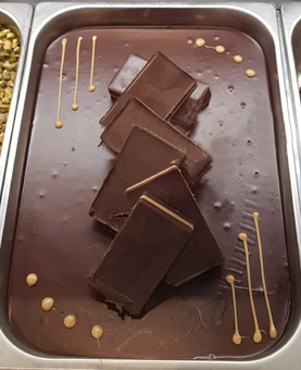 Eisidee Gianduia aus Piemonte. Heller und dunkler Nougat als Eis