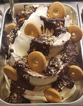 Eisidee Frollini con Panna. Kekseis mit Obers - Schokocrem und Brösel