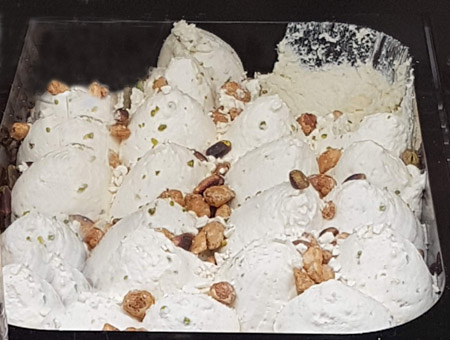 Eisidee Cubaita Sizilia. Mandelnockerl als Eis mit gebrannten Mandeln und Pistzien