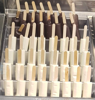 Eisidee Cioccolato bianco. Weiße Schokolade als Eisschlecker und Eis mit Stracciatella überzogen.