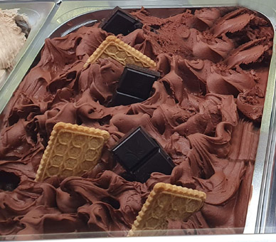 Eisidee vegane Bitterschokolade als Eis mit Veganen Keksen und Schokodekor Eisidee vegane Bitterschokolade als Eis mit Veganen Keksen und Schokodekor