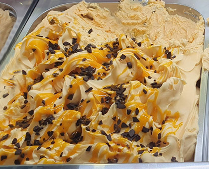 Eisidee Schokoorange auf Eiercremeis. Variegato Orange mit Stücken