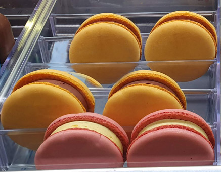 Eisidee Riesenmakronen mit Eisfüllung. Makroneneisburger. Bunte Eismakronen