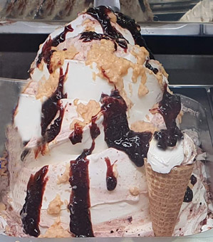 Eisidee Knuspriges Joghurt als Eis mit Zwetschken Variation 