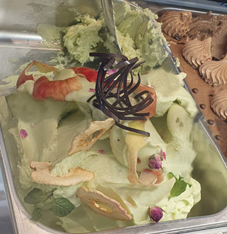 Eisidee Apfelminze als Eis. Pfefferminzapfeleis dekoriert