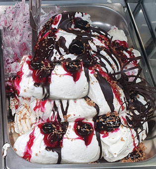 Eisidee Assolo di Amarena. Schwarzkirschen auf Fiocco mit Amarettostreusel