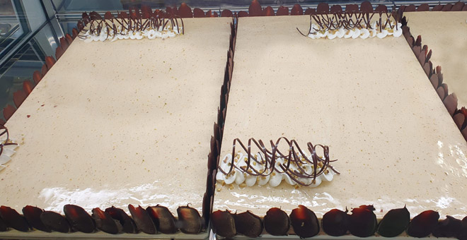 Eisidee Buttercremeis mit Fioccoeis, Schokodekor und Haselnussstücken