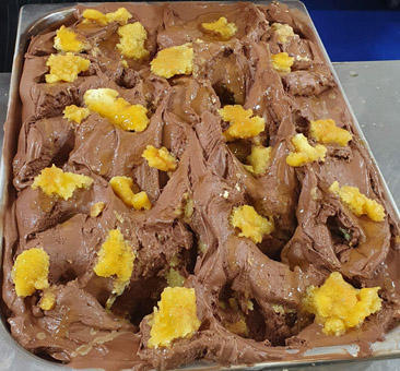 Eisidee Durstige Nonne. In Birnenschnaps eingelegter Bröselkuchen auf Schokoladeeis