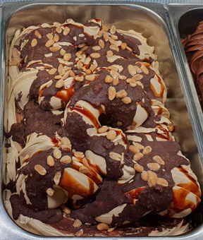 Eisidee Erdnusseis mit Schokokrokant Variation und Erdnüssen