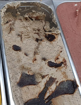 Eisidee Germknödel mit Vanille, Mohneis und Variation Powidl Eisidee Germknödel mit Vanille, Mohneis und Variation Powidl