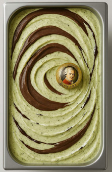 Mozart Eis. Pistazien und Marzipan, Copertura Stracciatella und mit Nougatcreme. Als Dekor eine Mozartkugel. Mozart Eis. Pistazien und Marzipan, Copertura Stracciatella und mit Nougatcreme. Als Dekor eine Mozartkugel.