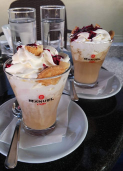 Manuel Heiße Schokolade Amarena oder Kaffee Amarena. Manuel Heiße Schokolade Amarena oder Kaffee Amarena.