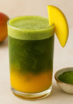 Mango Matcha als Heißgeträng. Mit Mango Pulpe, heißem Matcha Grüntee