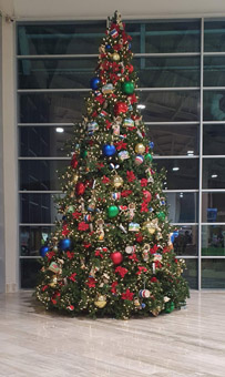 Weihnachtsbaum geschmückt und bunt 2025. Flughafen Dominikanische Republik