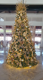 Weihnachtsbaum geschmückt. Gold, grün mit glitzernden Lichtern