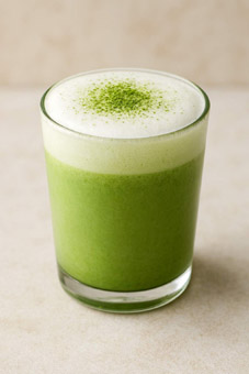 Matcha Latte. Matcha grüner Tee in Milch, mit Milchschaum und Matchapulverdekoration