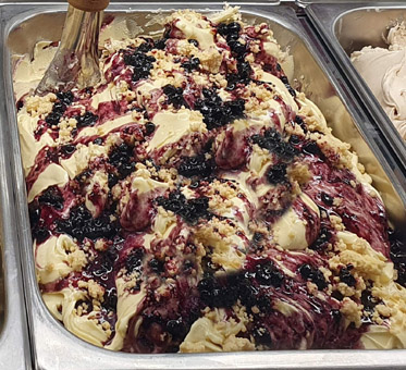 Eisidee Biskotto. Plätzcheneis mit Variation Heidelbeer und Streusel