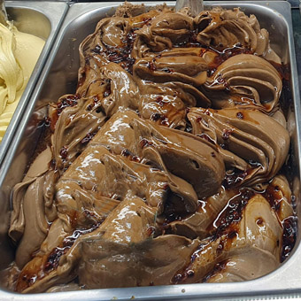 Eisidee Eis aus Pflanzenbasis. Cremeis. Kaffeecaramel mit Kakaonibs