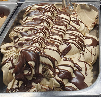 Eisidee Haselnuss Eierlikör mit Edelnougat Variation