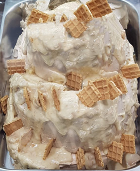 Eisidee Bonissimo. Helles Haselnusseis mit Waffeln Variation als Eis