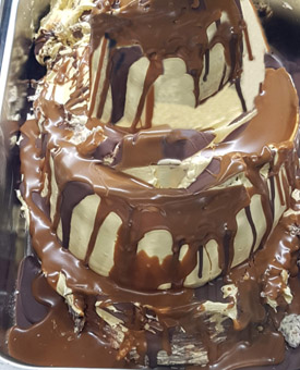 Eisidee Double Caramel Eis. Doppelkaramell. Karamelleis mit Variation Stracciatella und Karamell