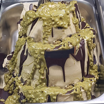 Mozartkukel als Eis. Haselnussnougat, Edelnougat und Pistazien Crunch als Dekoration