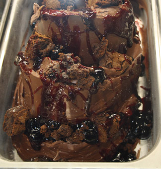 Eisidee Schokoladekucheneis. Schokoladeeis, Amarena Variation, Schokoladekuchen Stücke