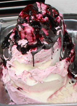 Eisidee Concertino. Sauerrahmeis mit Schoko Sauerkirsch Variation