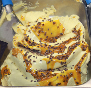 Eisidee Zabajone Grand Cru. Fave di Cacao. Eierlikör mit Kakaostücke.