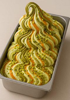 Melody. Eis zum Song Contest 2026 in Wien. Milcheis mit einem Pistazienstrudel, gehackten Pistazien und Orangenvariation