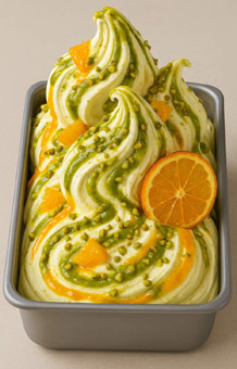Melody Eis. Eis zum Gelato Day und Song Contest. Strudel von Pistazien auf Milcheis und Orange Variation