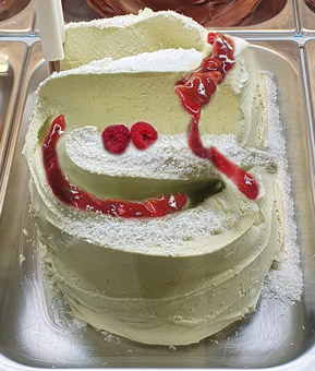 Eis des Jahres Matcha Kokos mit Variation Himbeere. 2026 Eis & Gelati