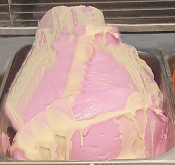 Eisidee Uva. Rote Traube mit weißer Stracciatella