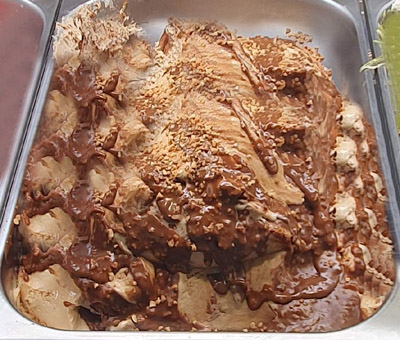 Eisidee Snikysalt. Gesalzenes Erdnuskaramell mit Erdnussstücken