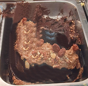 Eisidee Schokolade Fondente und Rhum mit gebrannten Nüssen